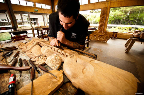 Eric Lindberg carving wood at Te Puia, Rotorua