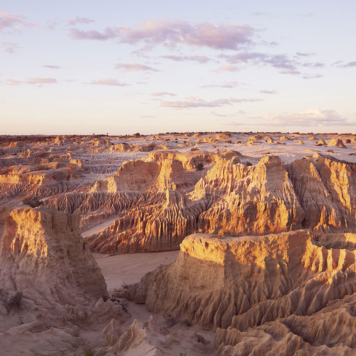 mungo-national-park-credit-destination-nsw.jpg