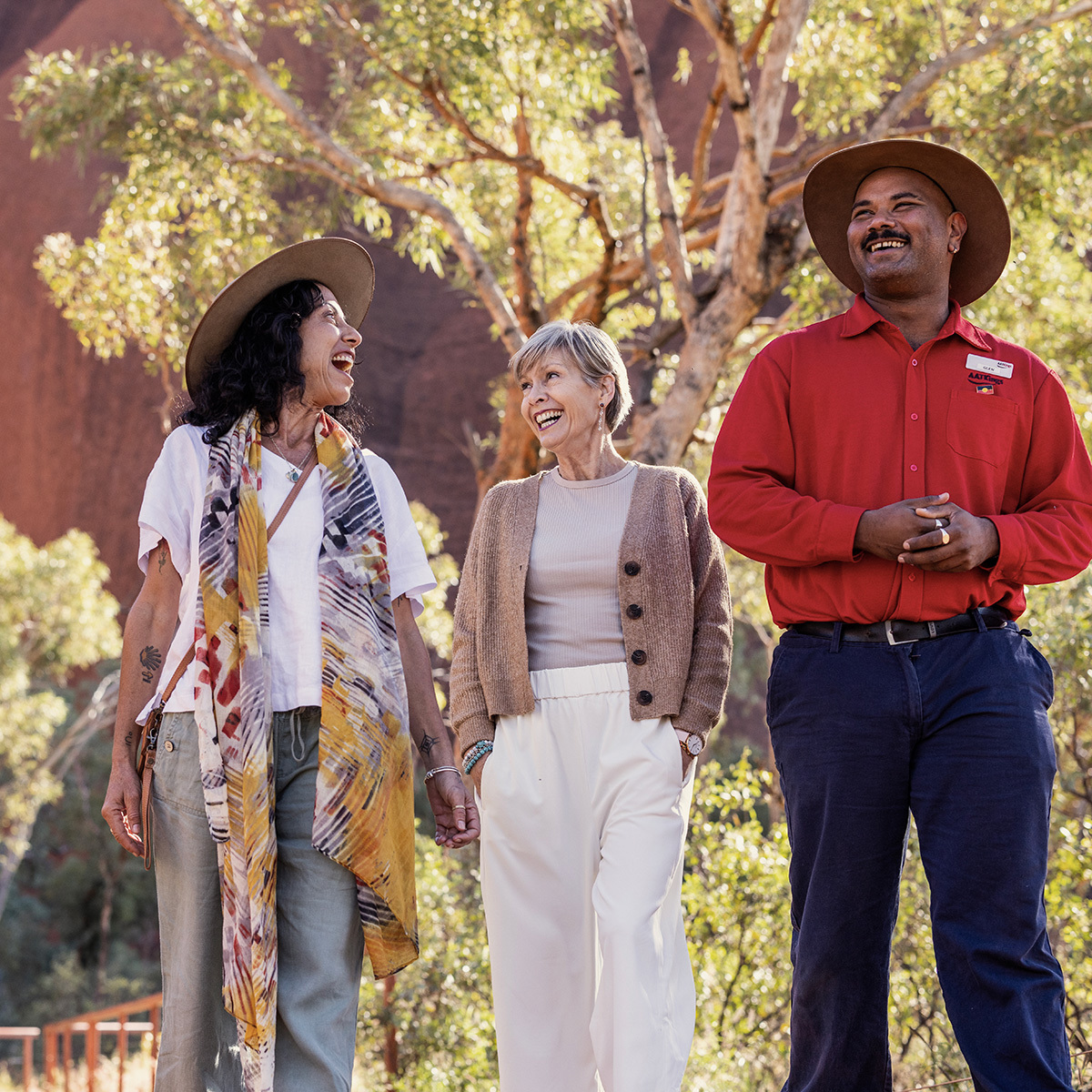uluru-and-aat-kings-guide-with-guests.jpg